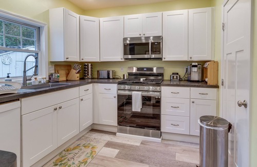 Town of Richmond Cabaña | Pet-Friendly Honeoye Cottage Rental: Walk to Lake!