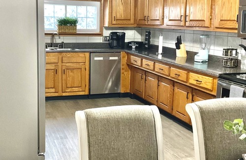 Alcoa Casa | Pet friendly house with 3 king beds and fenced in back yard.