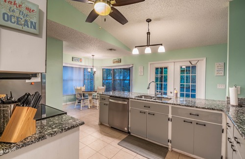 Sebastian Highlands Casa | Pet Friendly! Huge Heated Pool Quiet Neighborhood Close to Beach Gr8 4 Families!