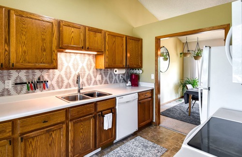 Weber Casa | Pet-Friendly Iowa City Home with Backyard & Deck!
