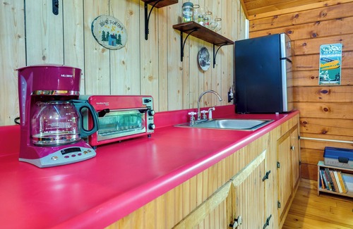 Jamestown Apartamento | Pet-Friendly Jamestown Cabin w/ Fire Pit and Deck!