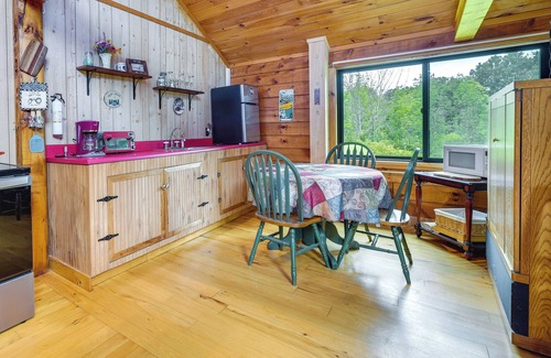 Jamestown Apartamento | Pet-Friendly Jamestown Cabin w/ Fire Pit and Deck!