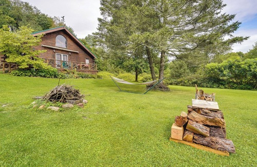 Jamestown Apartamento | Pet-Friendly Jamestown Cabin w/ Fire Pit and Deck!