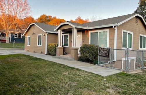 Auburn Casa | Pet Friendly, King bed 4 Rooms Sleeps 10