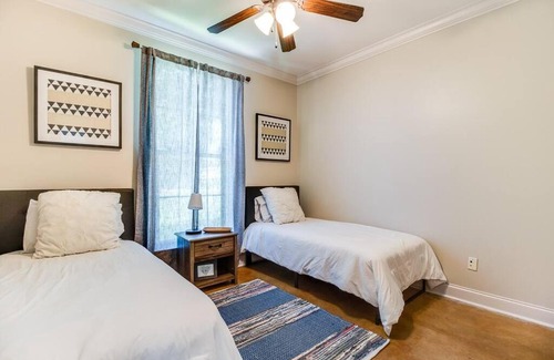 Lafayette Villa | Pet friendly,king bed,jacuzzi tub,separate shower