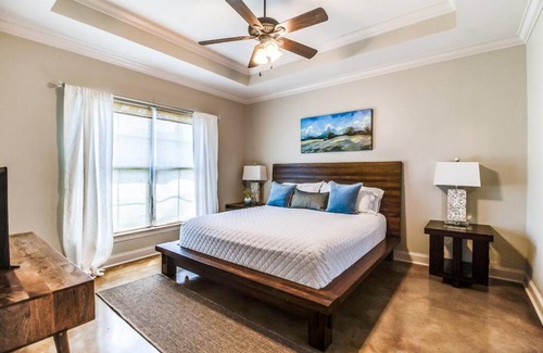 Lafayette Villa | Pet friendly,king bed,jacuzzi tub,separate shower