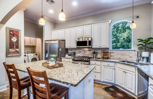 Lafayette Villa | Pet friendly,king bed,jacuzzi tub,separate shower