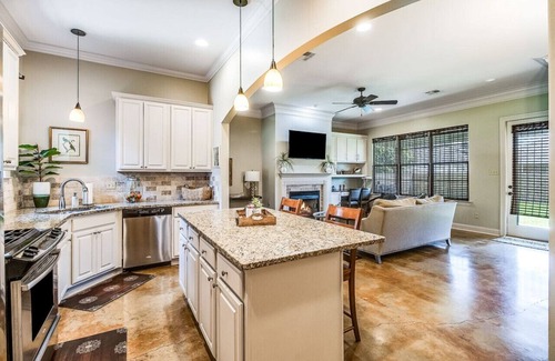 Lafayette Casa | Pet friendly,king bed,jacuzzi tub,separate shower