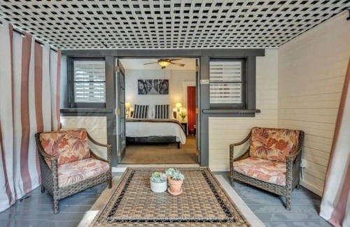 Calistoga Hotel | Pet-Friendly King Retreat w/ Private Porch. Walk to Best Calistoga Restaurants