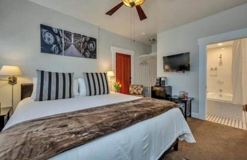 Calistoga Hotel | Pet-Friendly King Retreat w/ Private Porch. Walk to Best Calistoga Restaurants