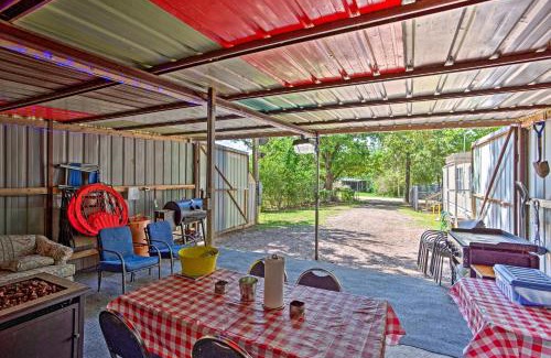 Kingston Casa | Pet Friendly Kingston Home with Deck and Fire Pit