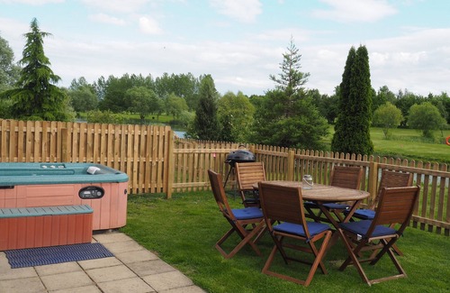 Bedford Cabaña | Pet friendly lakeside cottage with private hot tub, onsite golf course & cafe