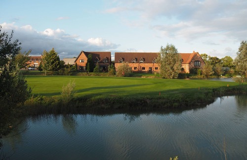 Bedford Cabaña | Pet friendly lakeside cottage with private hot tub, onsite golf course & cafe