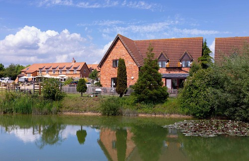 Bedford Cabaña | Pet friendly lakeside cottage with private hot tub, onsite golf course & cafe