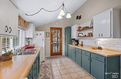 Garfield Cabina | Pet-friendly Lakeview Cabin on Beaver w/ Firepit