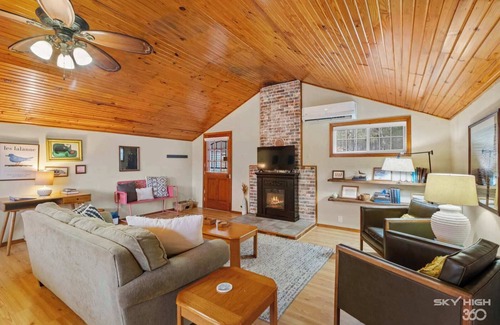 Garfield Cabina | Pet-friendly Lakeview Cabin on Beaver w/ Firepit