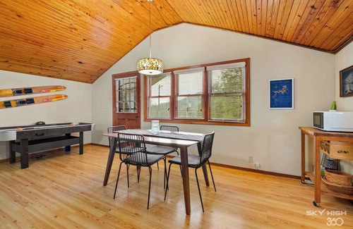 Garfield Cabina | Pet-friendly Lakeview Cabin on Beaver w/ Firepit