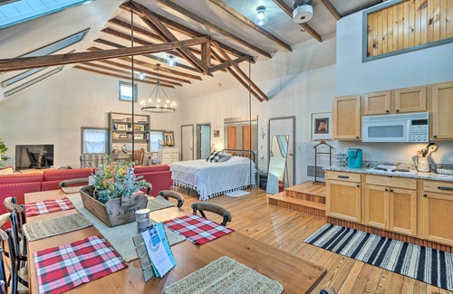 Bemus Point Apartamento | Pet-Friendly Loft Vacation Rental w/ Fire Pit!