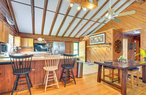 High Springs Cabina | Pet-Friendly Log Cabin in Florida Countryside!
