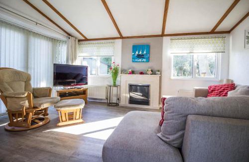 Corton Otro | Pet Friendly, Luxury Lodge With Decking In Suffolk Near The Beach Ref 32108A