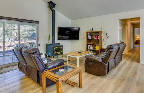 Mariposa Casa | Pet Friendly Mariposa Retreat with Spacious Patio!