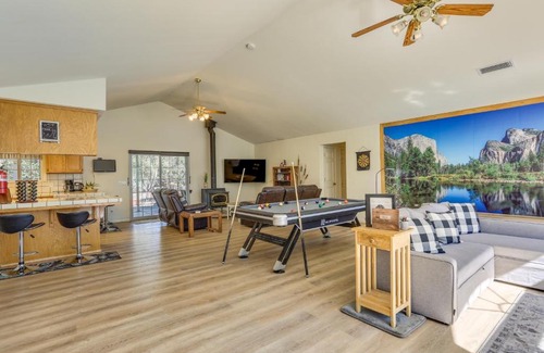 Mariposa Casa | Pet Friendly Mariposa Retreat with Spacious Patio!