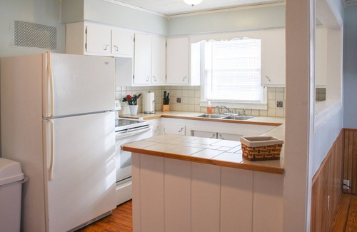 Houghton Lake Cabaña | Pet-Friendly Michigan Retreat w/ Fire Pit & Yard!