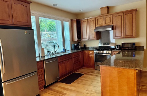 North Creek Apartamento | Pet-friendly MIL apartment with fenced play area for dogs in quiet neighborhood