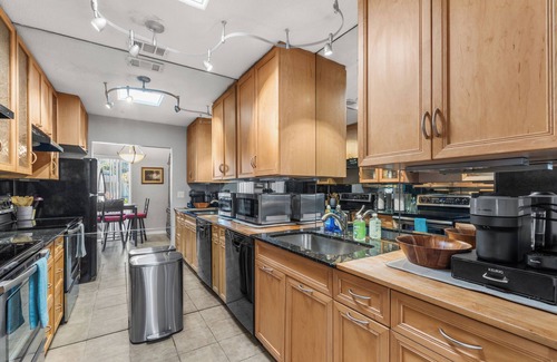 Whitfield Casa | Pet Friendly. Minutes to Beaches. Charming 2-bedroom house in adorable Sarasota.