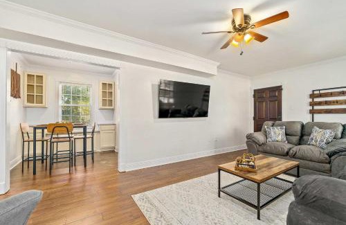 Mobile Apartamento | Pet-Friendly Mobile Condo about 4 Mi to Downtown!