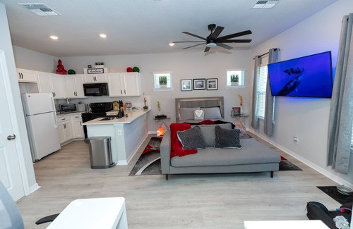 Colonialtown South Casa | Pet Friendly Modern Zen Studio Retreat W/ Hot Tub! Home by RedAwning