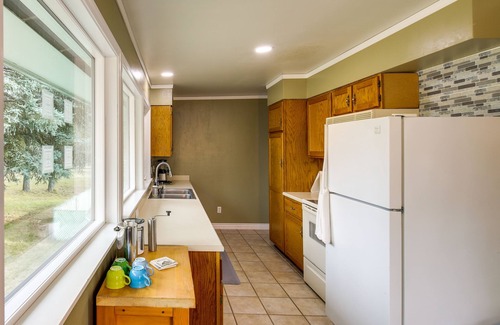 Stevensville Cabaña | Pet-friendly Montana Abode w/ Balcony & Fireplace!