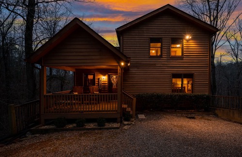 Talking Rock Casa | Pet Friendly Mountain Chalet - Hot Tub & Game Room