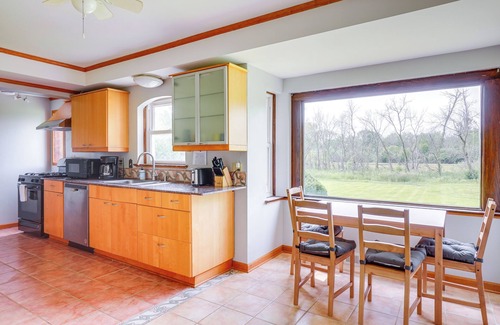 Brookfield Apartamento | Pet-Friendly New Berlin Retreat w/ Patio & Yard!