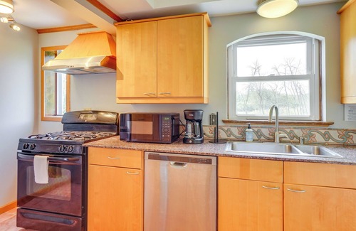 Brookfield Apartamento | Pet-Friendly New Berlin Retreat w/ Patio & Yard!