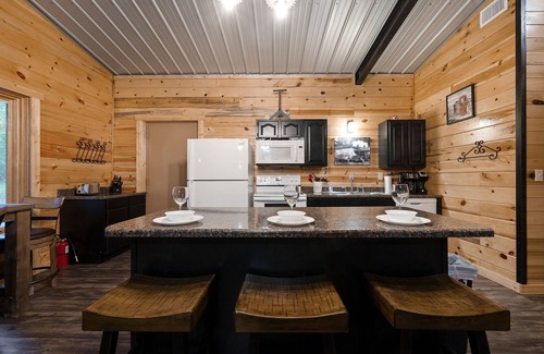 Broken Bow Cabina | ☀️Pet friendly! 🌲New Cabin, Hot Tub, 🔥Pit, Grill