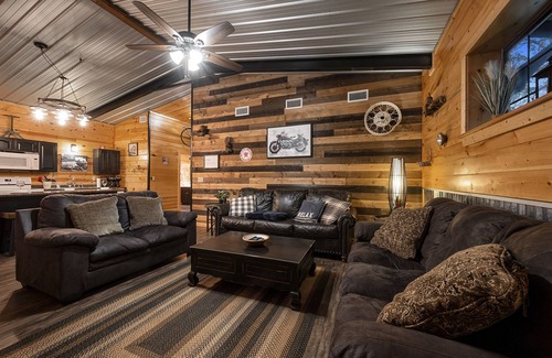 Broken Bow Cabina | ☀️Pet friendly! 🌲New Cabin, Hot Tub, 🔥Pit, Grill