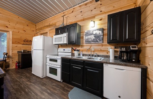 Broken Bow Cabina | ☀️Pet friendly! 🌲New Cabin, Hot Tub, 🔥Pit, Grill