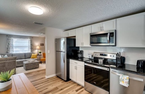 Bayshore Gardens Casa | Pet friendly newly renovated bungalow