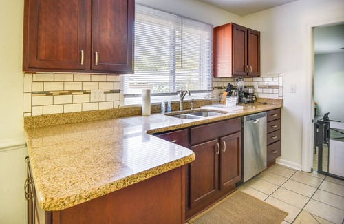 Norfolk - Virginia Beach Cabaña | Pet-friendly Norfolk Retreat ~ 7 Mi to Beach!