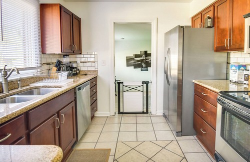 Norfolk - Virginia Beach Cabaña | Pet-friendly Norfolk Retreat ~ 7 Mi to Beach!
