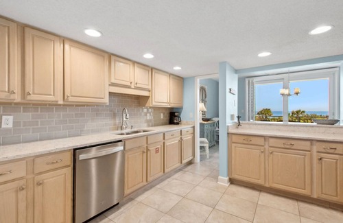 Fernandina Beach Condominio | Pet Friendly | Oceanfront Views from this Spacious Updated 3rd Floor Shipwatch Condo | 1650 Sq Ft