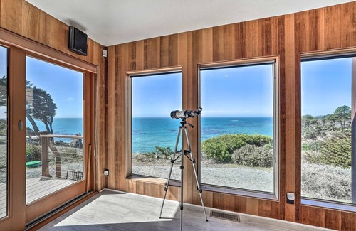 Gualala Casa | Pet-friendly Oceanfront Retreat w/King Beds & Hot Tub!