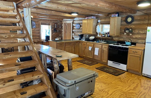 Glidden Cabina | PET FRIENDLY! Off-grid Log Cabin 60 acre Estate w Private Lake & Endless Trails!