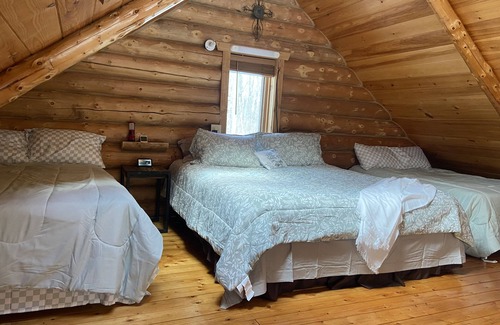 Glidden Cabina | PET FRIENDLY! Off-grid Log Cabin 60 acre Estate w Private Lake & Endless Trails!