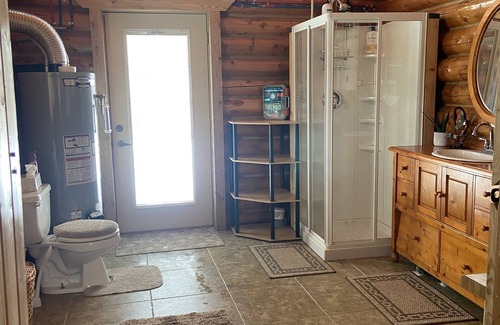 Glidden Cabina | PET FRIENDLY! Off-grid Log Cabin 60 acre Estate w Private Lake & Endless Trails!