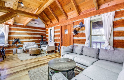 West Union Cabina | Pet-Friendly Ohio Cabin w/ Deck, Grill & Fire Pit!