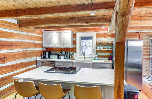 West Union Cabina | Pet-Friendly Ohio Cabin w/ Deck, Grill & Fire Pit!