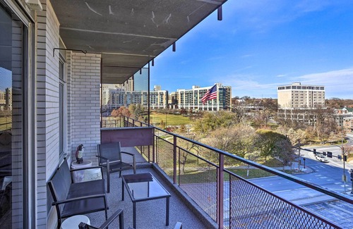 Downtown Omaha Apartamento | Pet-friendly Omaha Condo w/ Balcony & Views!