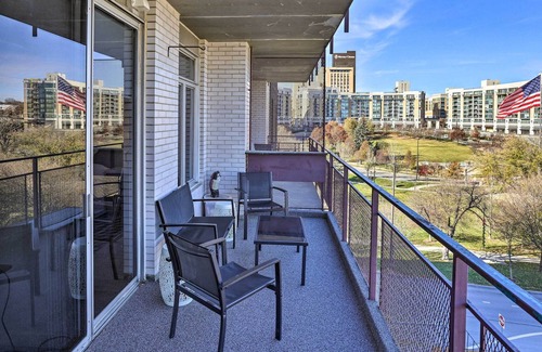 Downtown Omaha Apartamento | Pet-friendly Omaha Condo w/ Balcony & Views!